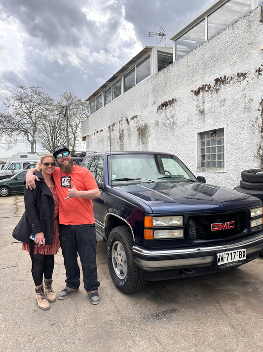Rachel, Antho, et leur GMC SIERRA