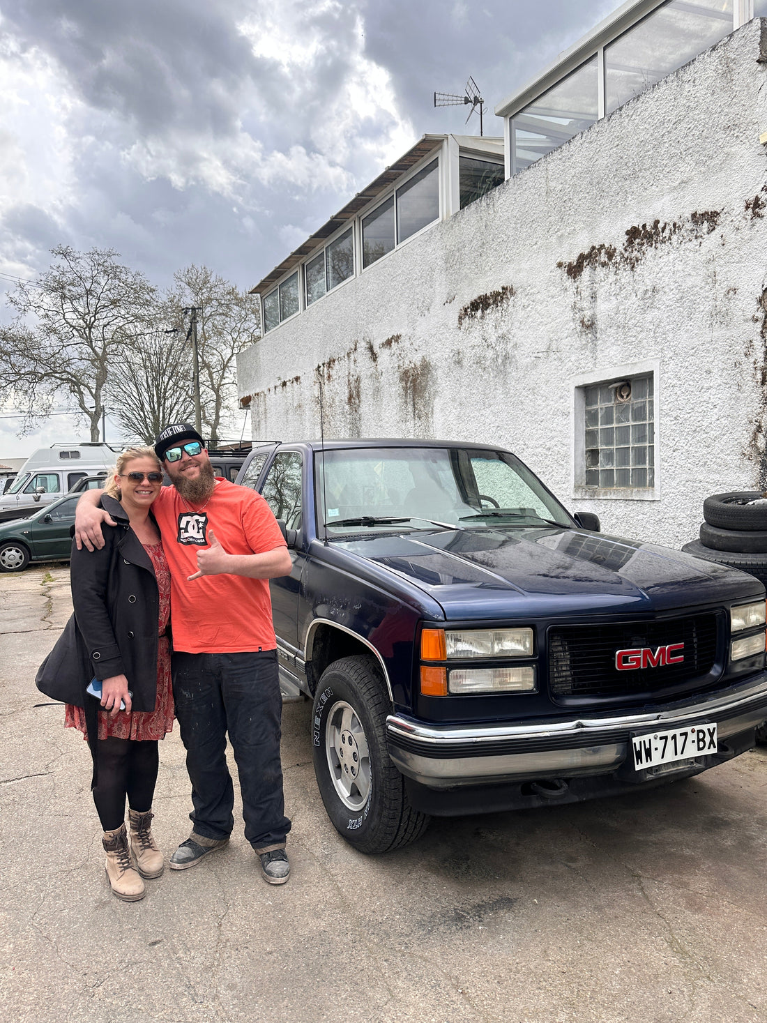 Rachel, Antho, et leur GMC SIERRA